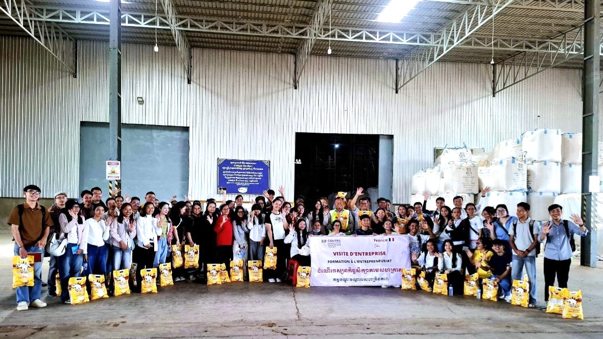    🇰🇭 Visite d'entreprise pour 90 jeunes entrepreneurs francophones au Cambodge